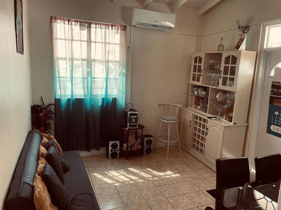 Shabbehs Inn Roseau Bagian luar foto